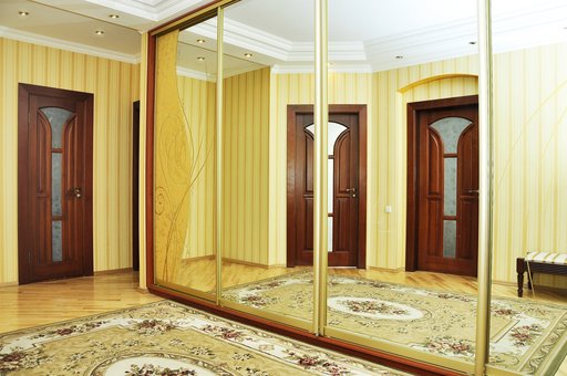 Передпокій в апартаментах на Осокорках Wellcom 24 в Києві. Знімайте за знижкою.