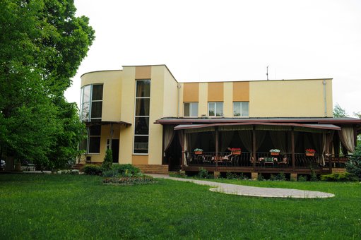 Вид на літню терасу у ресторанному комплексі «Царське Село» у Кривому Розі. Замовляйте стіл недорого