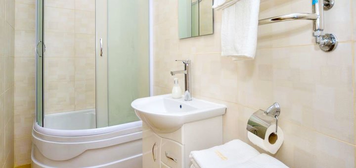 Standard double room in the &quot;heart kiev apart hotel&quot; in kiev. rent a room inexpensively